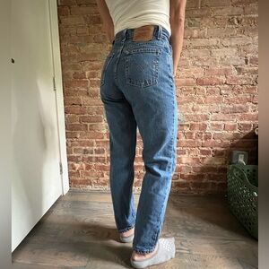 Vintage Levi’s 550 relaxed fit tapered leg medium wash denim jeans